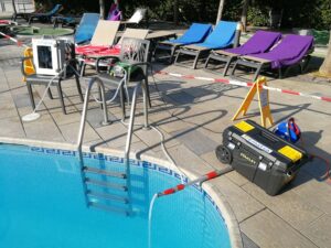 Toma de muestra del Laboratori en una piscina