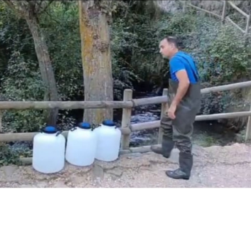 Tecnic de camp d'Ematsa prenent mostres d'aigua en un riu